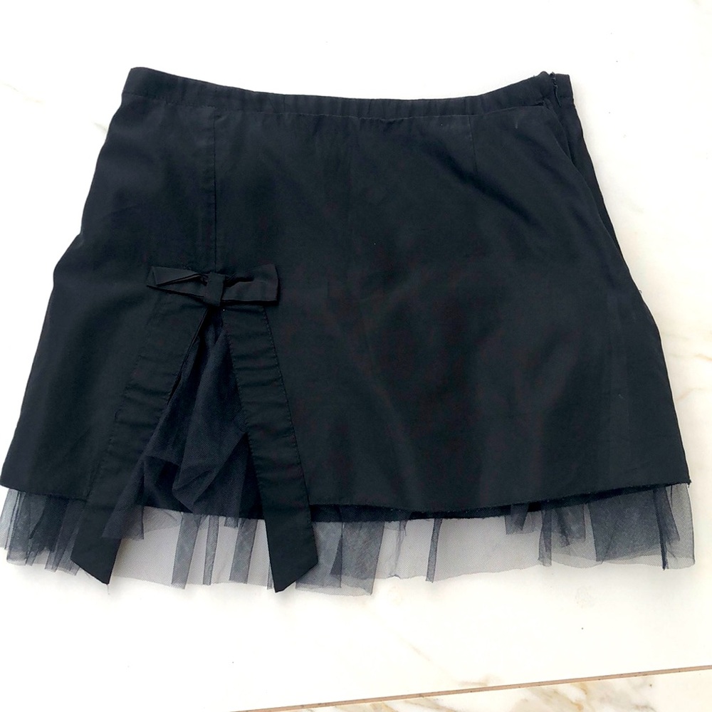 Esisto Conbipel gorgeous, mini skirt! Has beautiful bow, lace under layer.